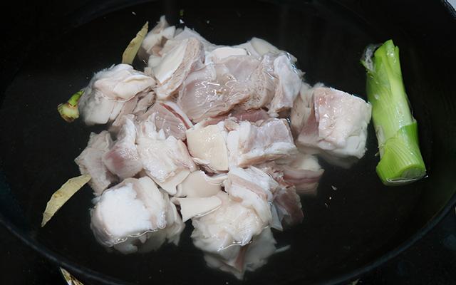 天凉多吃羊肉白菜炖粉条，肉质软烂，热气腾腾，一大碗不够吃