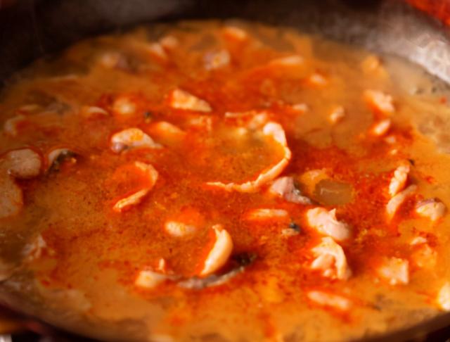 冷天，最馋吃麻辣水煮鱼片，学会腌鱼片的技巧，鱼肉鲜嫩滑不柴