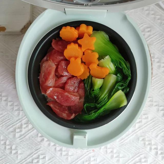 天冷了，自制一份香喷喷的煲仔饭！有菜有肉，越嚼越香