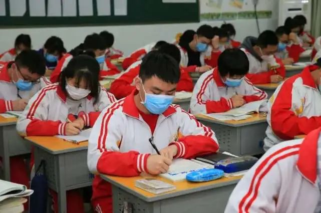 「暖先生格调」7省尚未宣布开学,其中2省又出新状况,短期开学无望让人忧