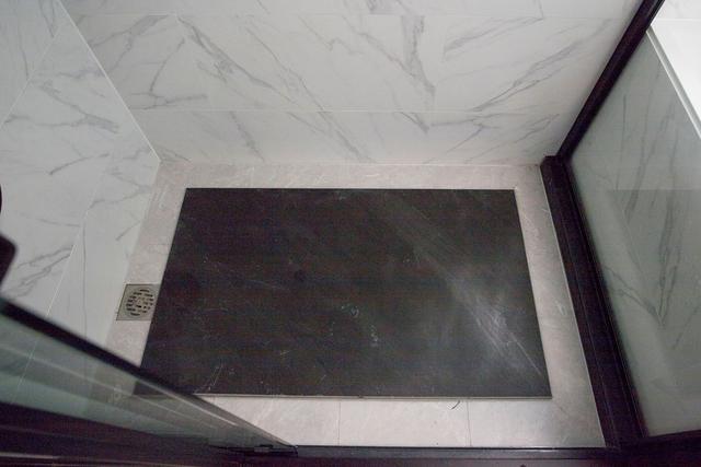 103m2堪称收纳满分典范，飘窗、榻榻米和全屋定制柜，储物大5倍