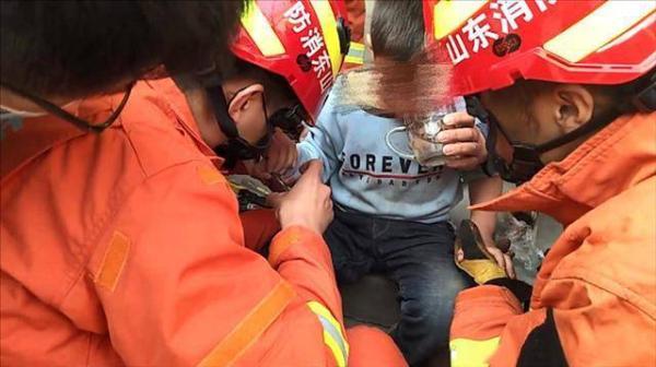 【光明网】高能预警！熊孩子真的哪都能被卡住，家长们一定要注意