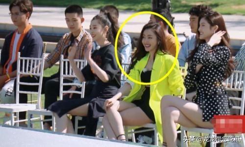 初凉|为何女星都不愿与超模同框？张天爱何穗坐下时的仪态对比，秒懂