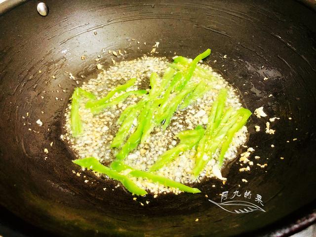 这菜在南方正当季，4块钱能买两斤，配上腊肠爆炒，给肉都不换