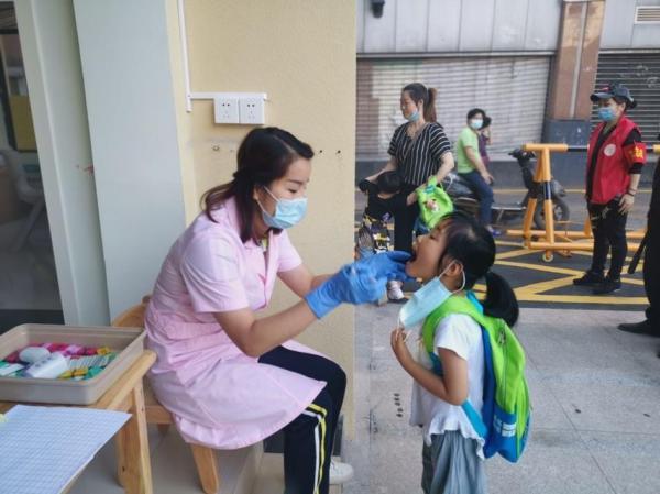 [光明网]长沙幼儿园的新礼仪：孩子一桌两人就餐，家长园外有序排队