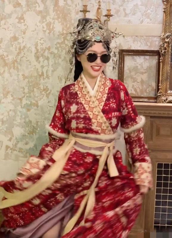 多拉不懂A梦|唐嫣产后首晒怼脸自拍，梨涡浅笑女神范依旧，大红唇超迷人