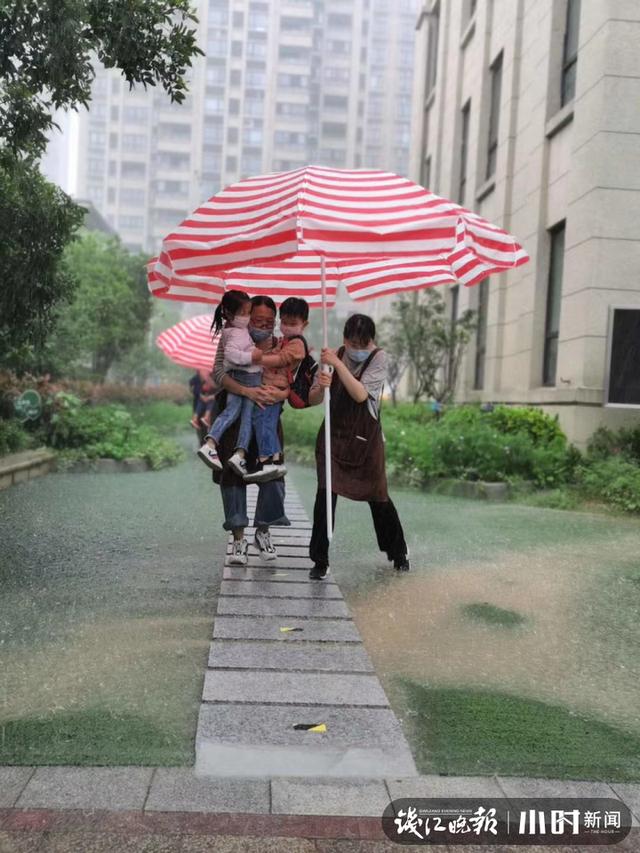 「你的育儿经」暴雨天，宁波一幼儿园这组“伞照”刷屏，很多人看完默默感动