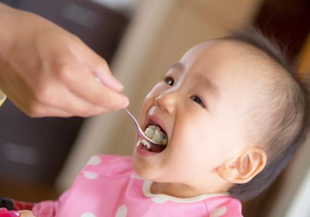 有种饿叫“妈妈觉得你饿”，追着喂饭害娃不浅，不如试试饥饿疗法