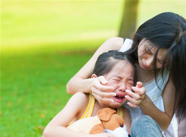 超级宝妈|孩子经常用哭闹要挟该咋办？李玫瑾：做好4个基本原则，事半功倍