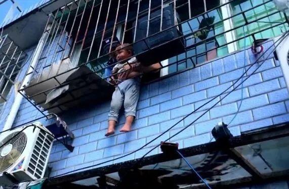 「中国经济网」惊险！3岁女童头部被卡防盗窗，身体悬空，家长千万要注意