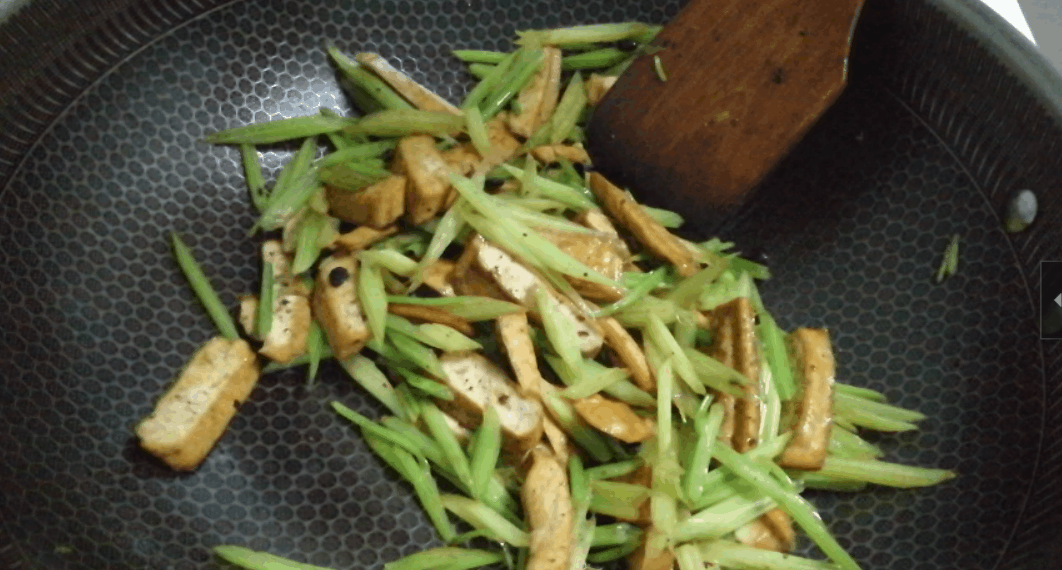 香干和什么搭配好吃？看看这味绿叶食材，成菜后香气扑鼻味美下饭