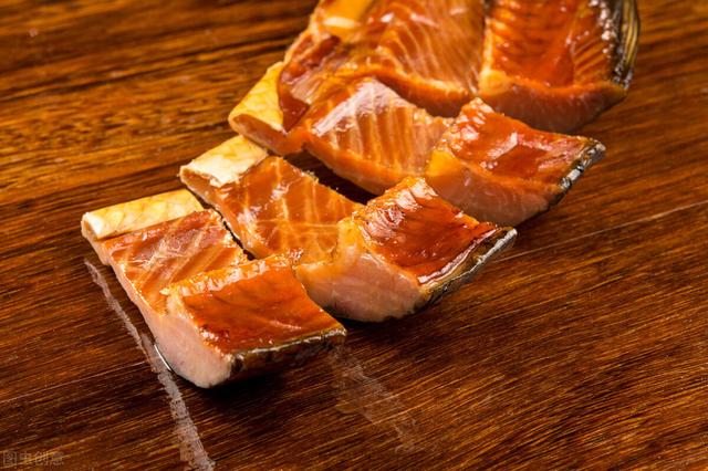 蒸腊鱼，直接蒸还是先煎一下？都不对，步骤弄错了，难怪又咸又硬