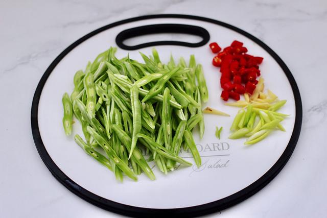 做虾别只会水煮、盐焗，试试香辣芸豆丝爆虾，味道鲜香，方便