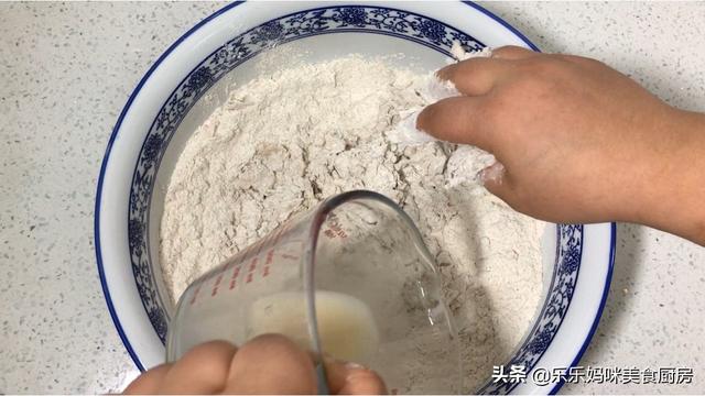 钟南山院士建议多吃粗粮，3种食材做黑全麦包子，暄软好吃又营养