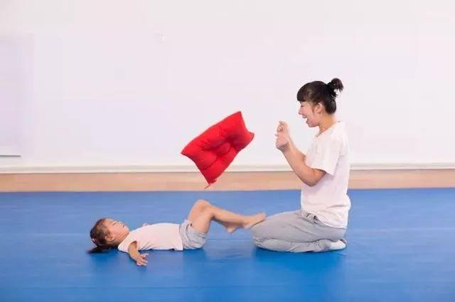 「超级宝妈」春天过半还不能出门锻炼？陪孩子在家这样运动，长个儿这事不耽误