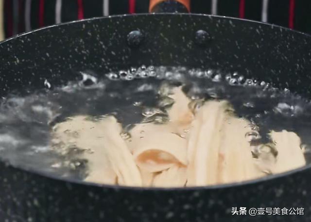 居家分享酸辣腐竹的好吃做法，简单营养，美味解馋，家人特爱吃