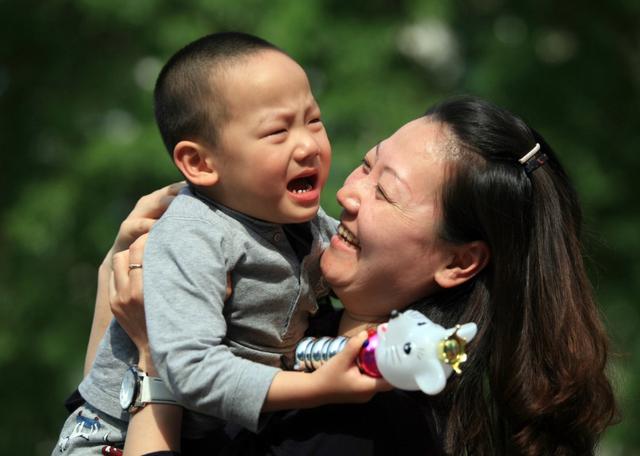 带孩子外出时，为了孩子安全考虑，千万要提防这三类人
