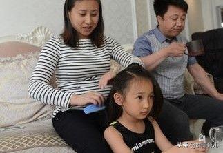 #你的育儿经#爸爸给女儿梳头发，妈妈一边爆笑一边拍照，这审美实在好笑