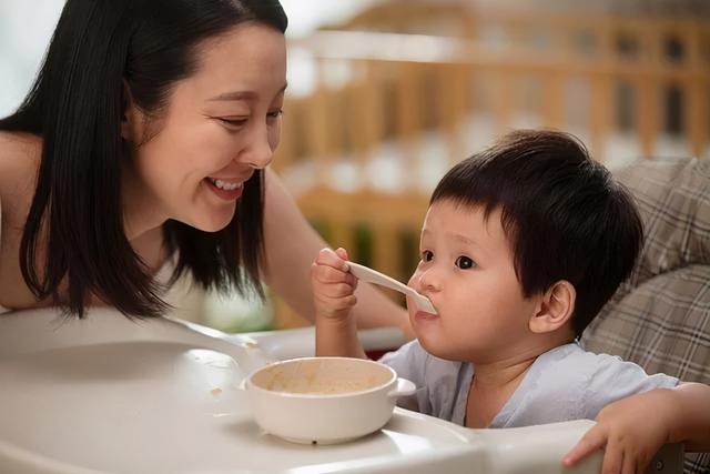 鸡蛋羹是辅食界的大众餐，为啥少给宝宝吃？听听儿科医生怎么说