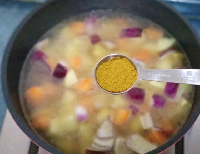 黄花鱼别总煎，加入咖喱炖一炖，这种吃法真的是太让人难忘了