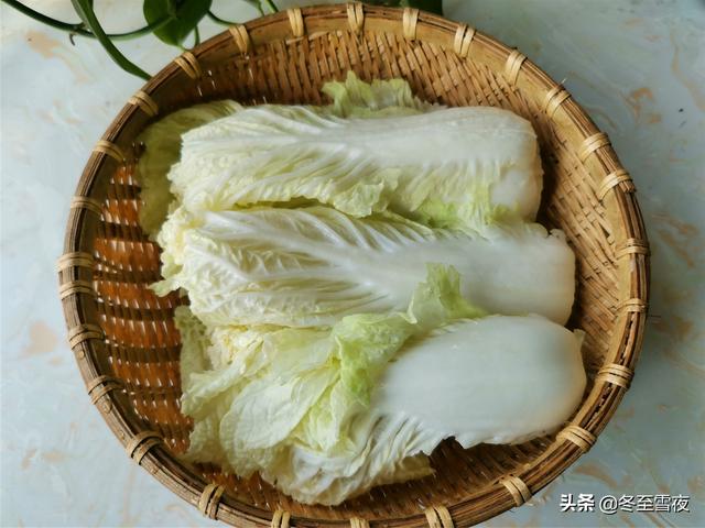 冬季家常，白菜这样搭配炒，不用放肉也好吃下饭