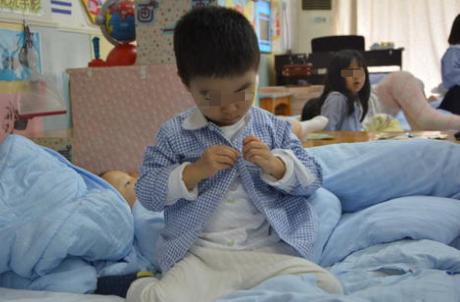 「你的育儿经」孩子裤子里拽出一物，笑翻幼儿园老师，网友：爸爸等着跪搓衣板吧