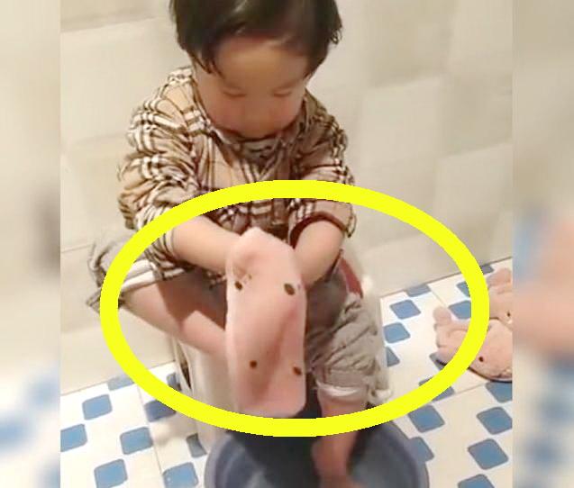 你的育儿经▲宝宝第一次尝试自己洗脚，半小时内反复做这动作，妈妈差点笑岔气