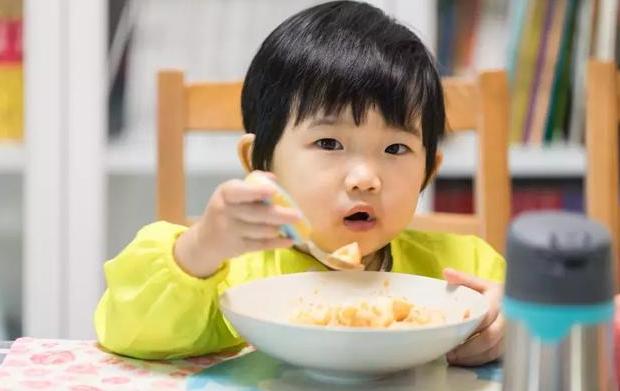 你的育儿经▲还在头疼孩子吃饭，每天追着喂？孩子不被信任是关键