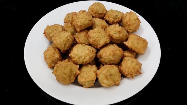 香炸素萝卜丸子这样才最酥脆好吃，不加水不回软，外焦里嫩不油腻