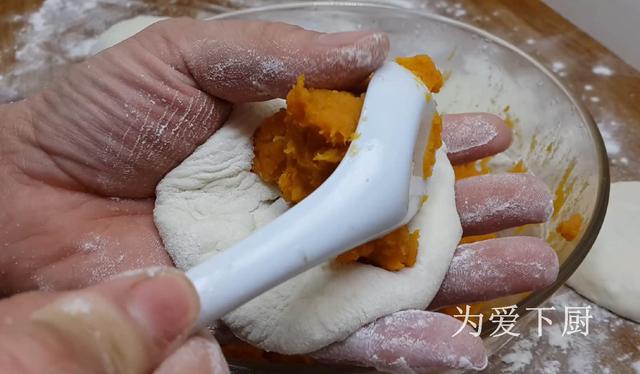 我家烧饼就爱这样做，锅里烙一烙，个个柔软劲道，比吃南瓜饼还香