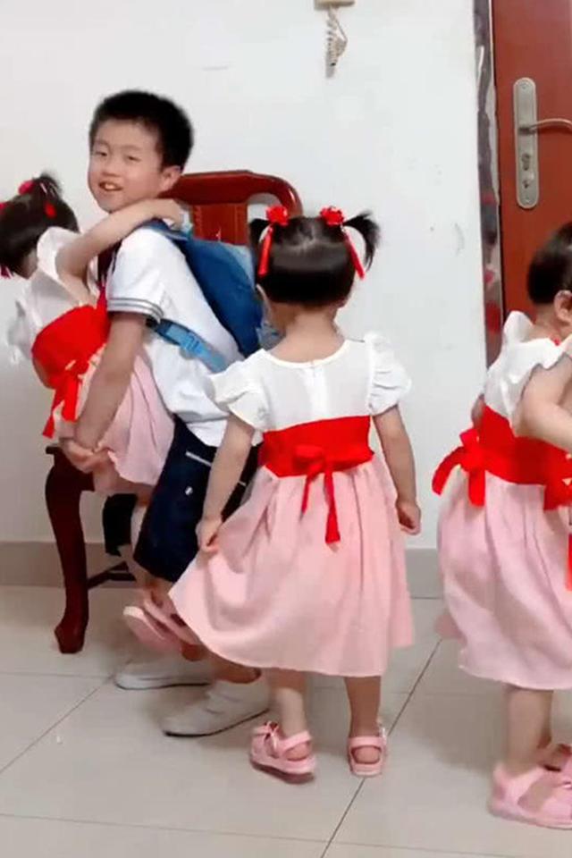 [你的育儿经]大宝吵着想要妹妹，结果一下来了3个，每天回家的欢迎仪式暖哭了