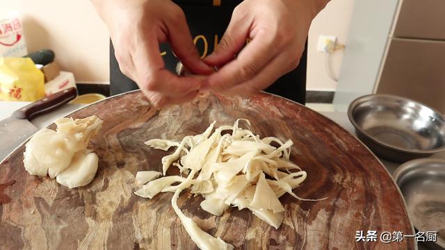 秋冬进补，试试这道平菇虾仁肉丝汤，清淡营养不油腻，家人都爱喝