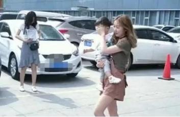 「你的育儿经」"人贩子爸爸"火了,商场捂住孩子眼睛狂奔,路人:差点就报警了