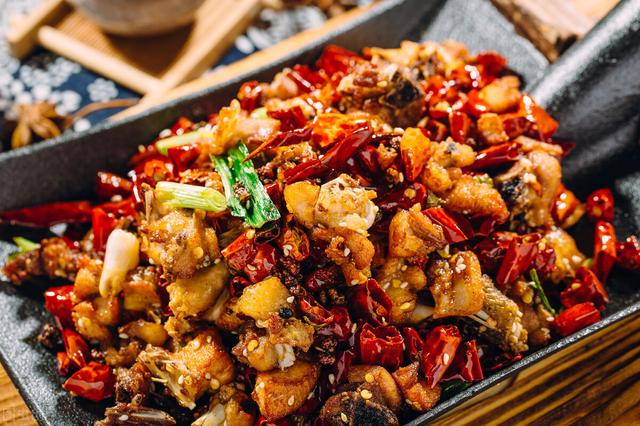 蒜香版辣子鸡，更加符合大众口味，蒜香浓郁麻辣爽口，醇香加倍