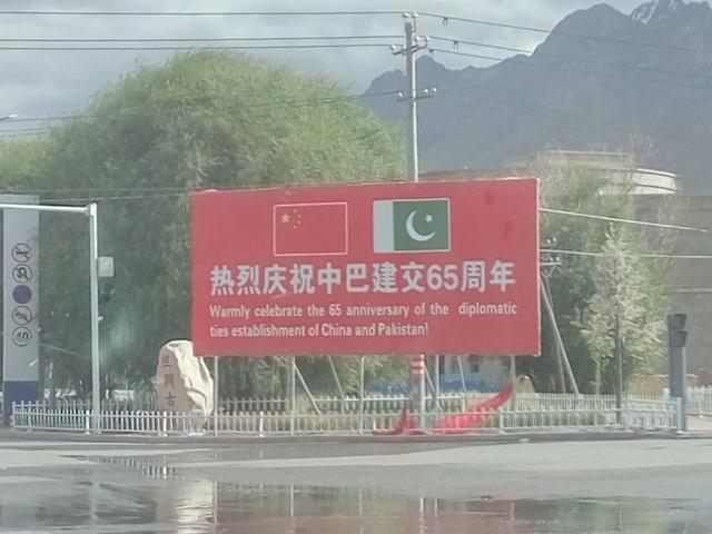 【旅行百事通】中国最霸道县城：与三个国家接壤，邻国游客在中国国门前争先合影