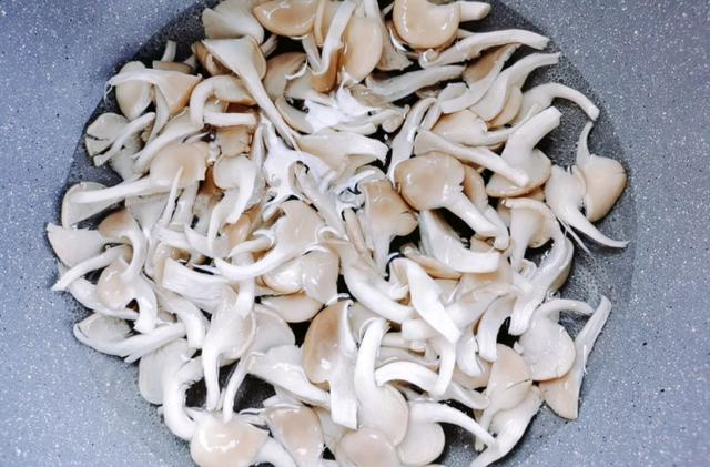 不加一滴油的烤箱版酥炸袖珍菇，酥脆不油腻，小朋友都喜欢