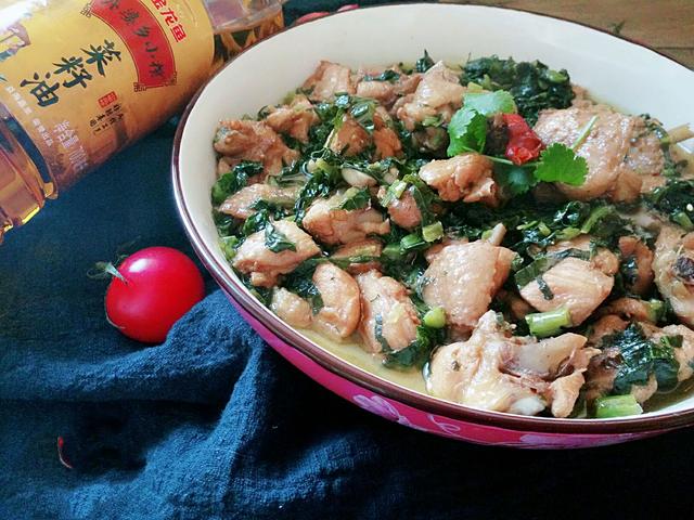 雪菜味道鲜美，鸡翅营养丰富，完美搭配，吃着超过瘾