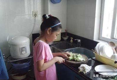 「你的育儿经」一张粥的照片，就让这个女孩火了，网友却说：现在的孩子，唉