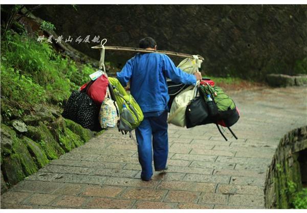 在路上▲天下第一奇山,风景优美奇松怪石,游客慕名而来
