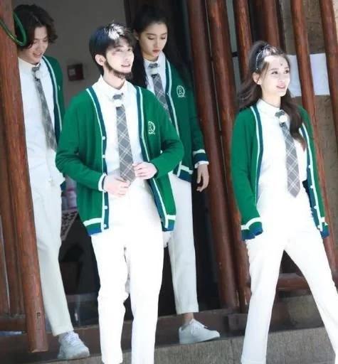 暖风吹怀|关晓彤穿平底鞋录节目，当她和184蔡徐坤同框，谁的身高在说谎？