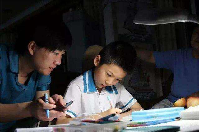超级宝妈■家长深夜陪孩子写作业情绪失控！究竟是老师失职，还是家长无能？