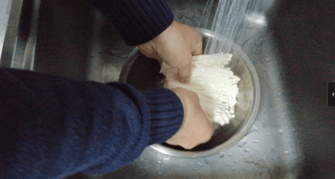 金针菇简单吃法，搭配一种酱料，秒变美味下饭菜