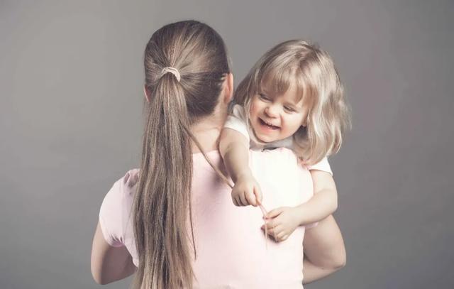 超级宝妈■孩子频繁求抱抱?拥抱的3大力量,父母越早懂,孩子越受益