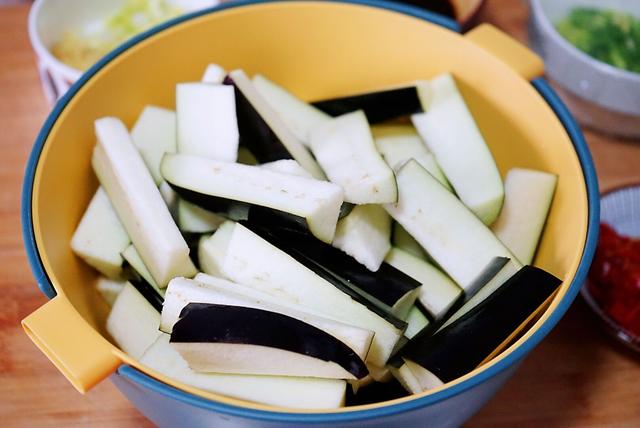 茄子这样做简直太下饭了，好吃到连汤汁都不剩，成本不到5块钱