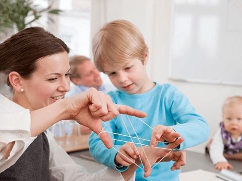超级宝妈▲超市里孩子闹着买东西时，这样做体面又对孩子好，用错会害了孩子