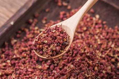 熬大骨汤，记住“2不放2诀窍”，汤汁浓白鲜美，味道香还没腥味