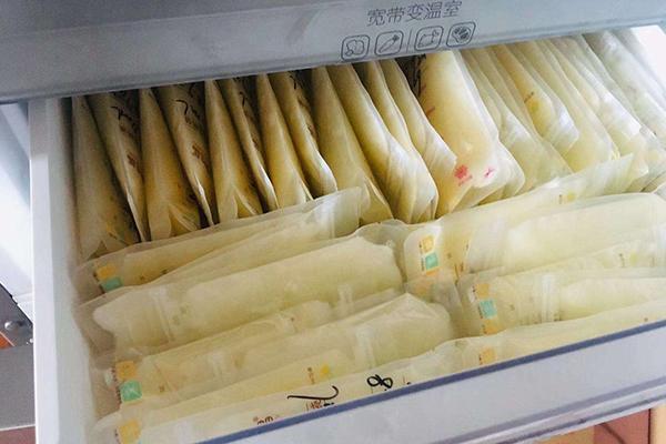 超级宝妈@宝妈攒20袋母乳送闺蜜，结果被转手丢掉：瞧不起谁呢