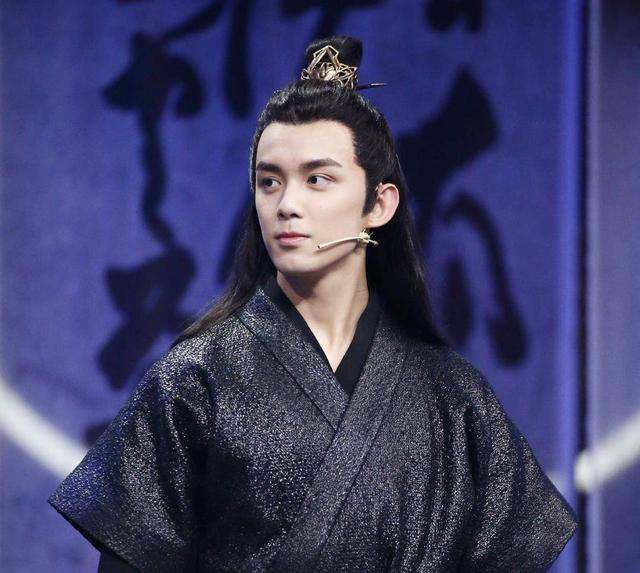 吴磊小李沁9岁演CP也不违和，为何小热巴7岁却被嘲CP感太弱？资讯早知道