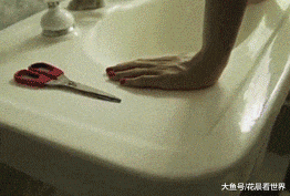 搞笑gif开心一刻:妹子喜欢看电视