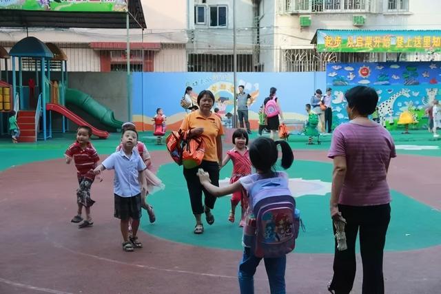 从幼儿园接孩子，早去接和晚去接有什么不同？造就两种不同性格